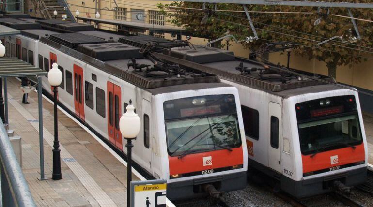 Dos trens de Ferrocarrils de la Generalitat al Baixador de Vallvidrera