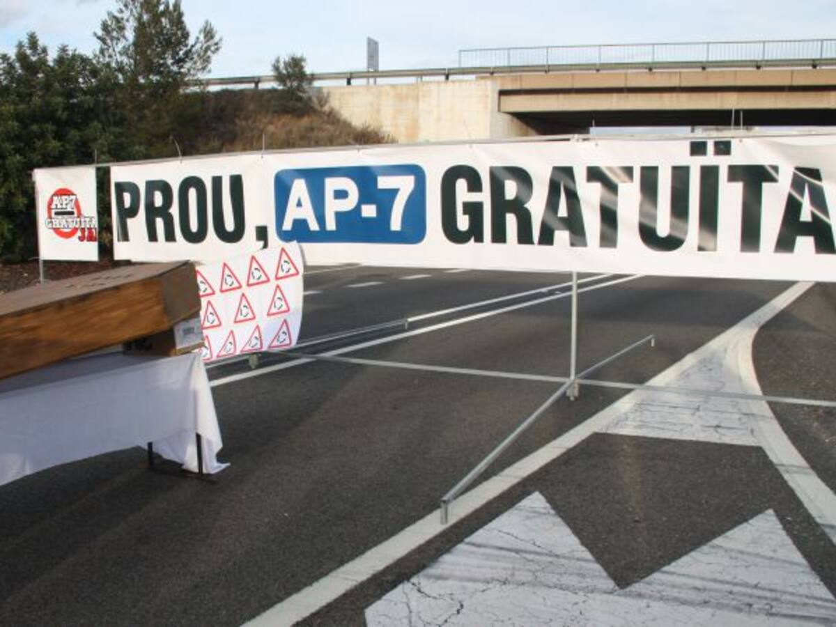 Els veïns mantenen els talls setmanals de la carretera i anuncien més mobilitzacions