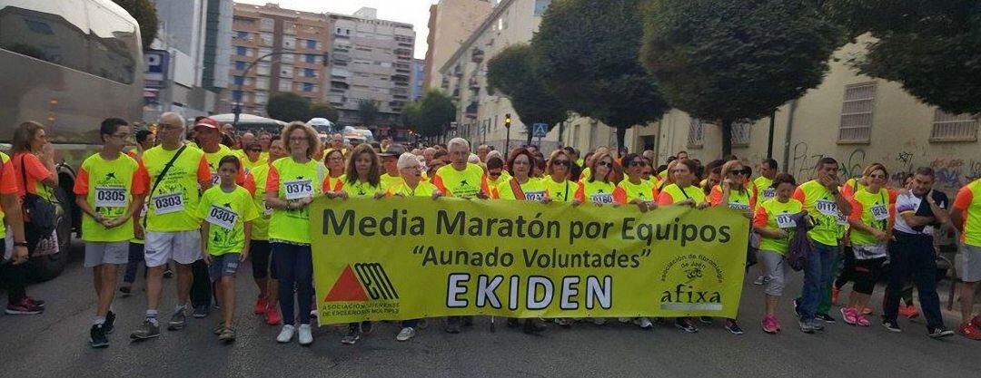 Participantes en la Media Maratón por Equipos 'Aunando Voluntades' Ekiden.