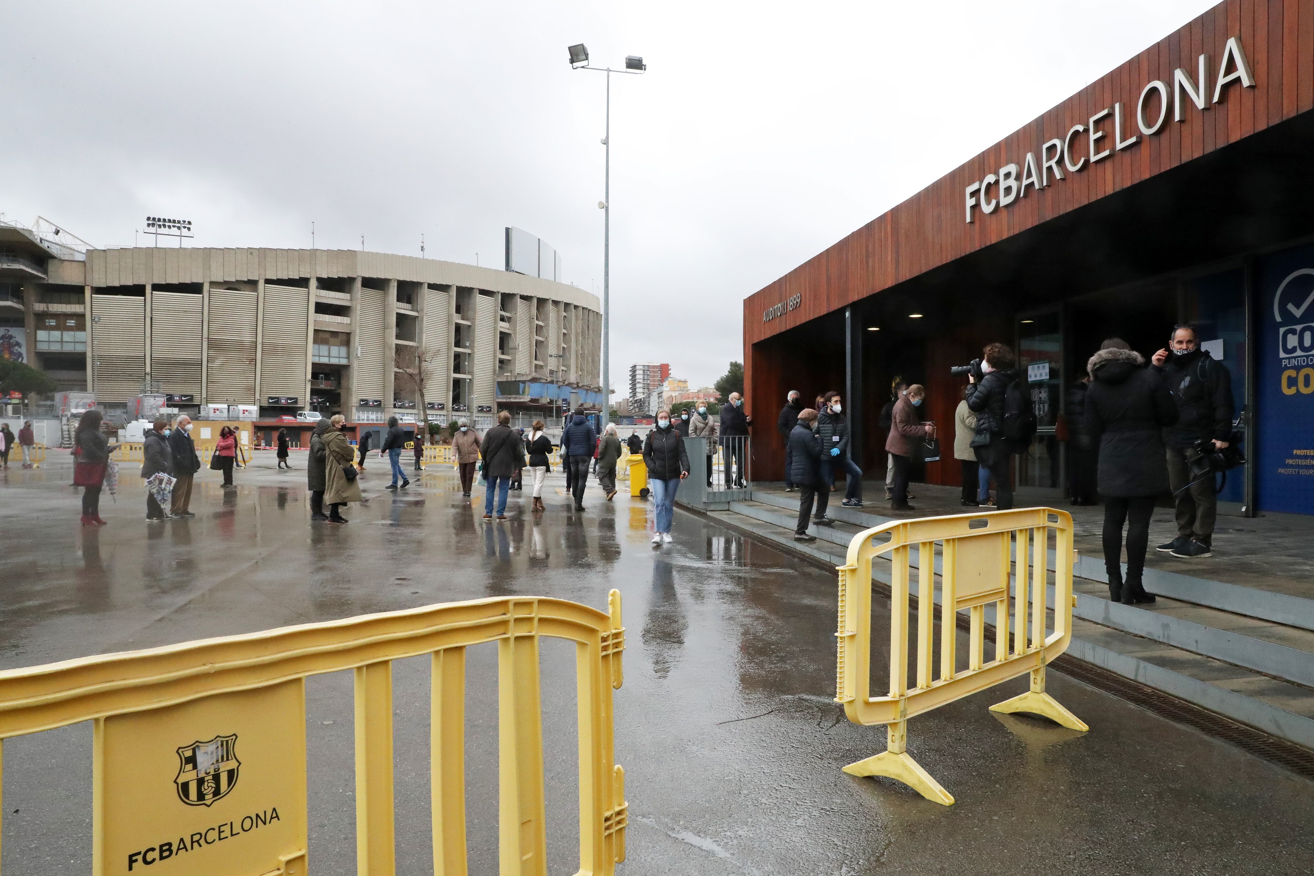 Mesa electoral en las elecciones del FC Barcelona en 2021. (Joan Valls/Urbanandsport/NurPhoto via Getty Images)