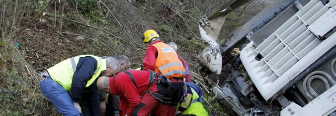 Un hombre de 45 años resultó herido tras caer por un desnivel de unos 150 metros con el camión que conducía en la AS-310 entre las localidades de Boinás y Quintana, en el concejo de Belmonte de Miranda