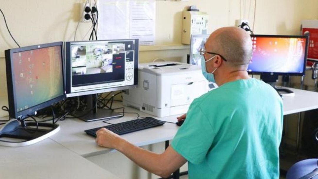 El numero de pacientes en la UCI es de 77