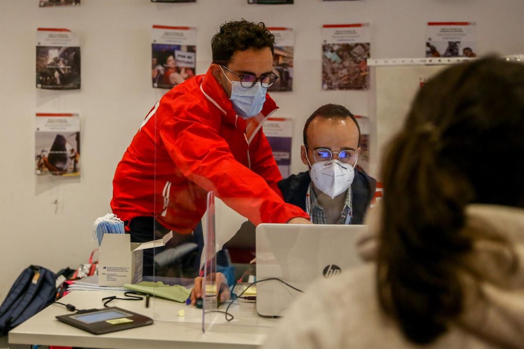 Trabajadores en la sede de Cruz Roja Española. 