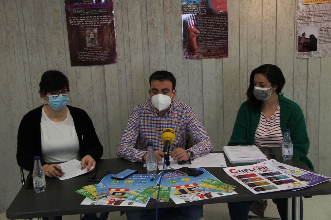 La concejal de Desarrollo Económico, Raquel Gilsanz; el alcalde Carlos Fraile y la concejal de Cultura, Maite Sánchez presentan la campaña de bonos descuento 'Haz Piña' de Cuéllar