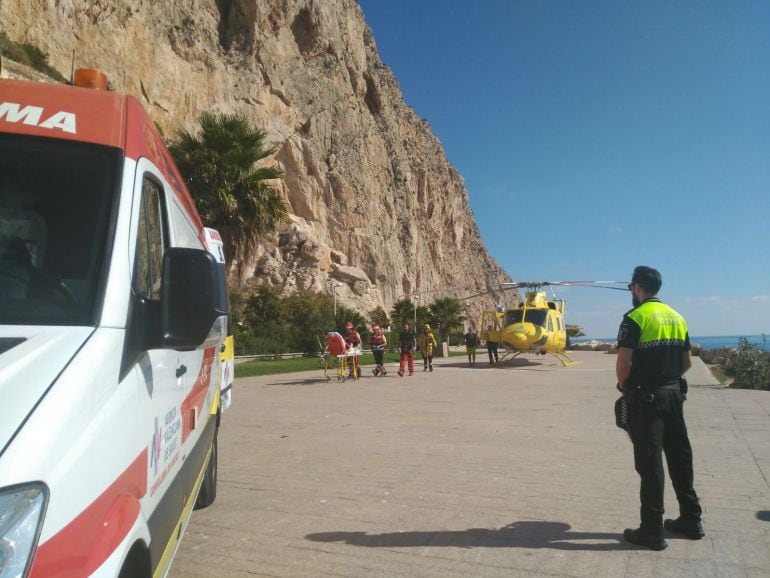 Rescate en el helicoptero de una mujer herida en el Peñón de Ifach.