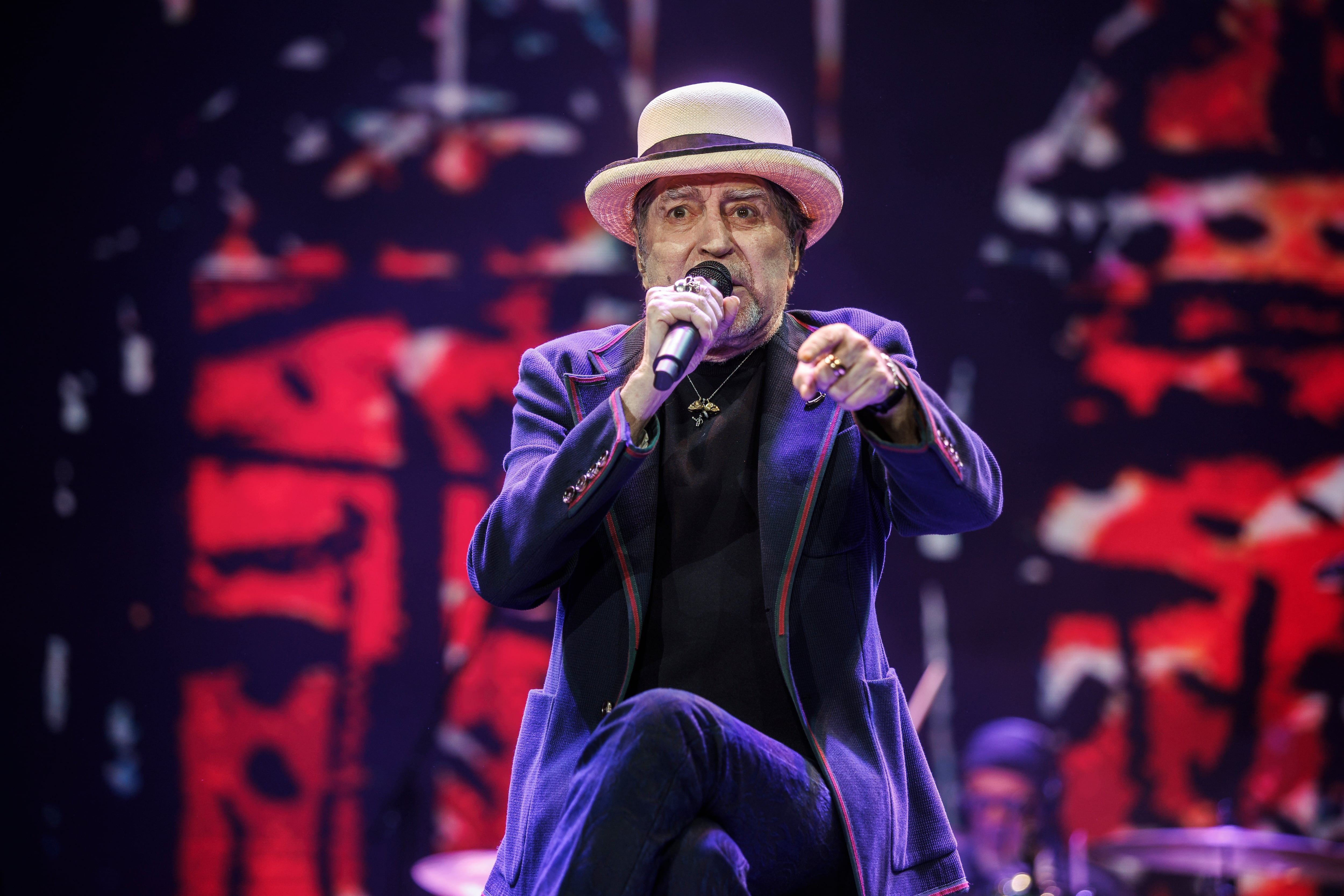 Joaquín Sabina, durante su actuación este lunes en el Movistar Arena de Madrid.