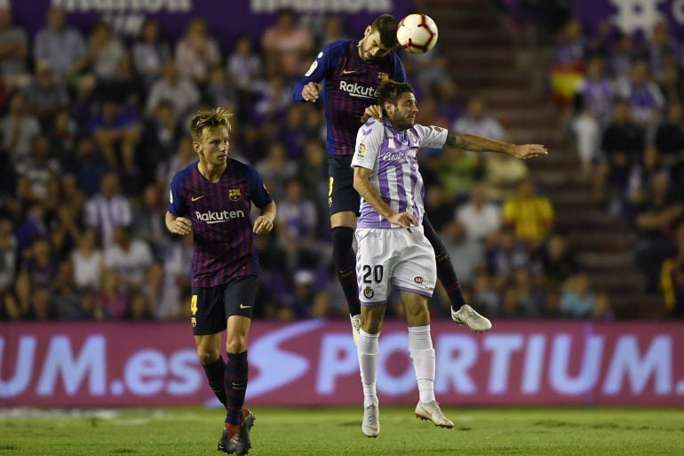 Piqué, en una acción del partido contra el Valladolid