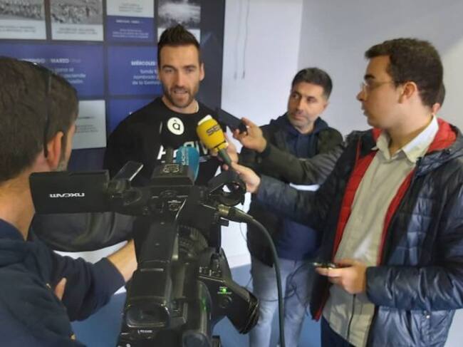 Falcón atiende a los medios de comunicación en el antepalco del Rico Pérez