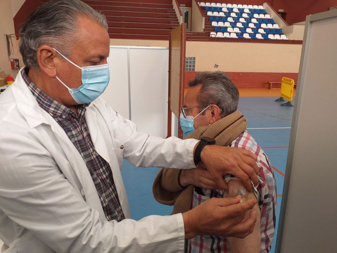 Un sanitario vacuna a un ciudadano en un polideportivo de San Martín del Rey Aurelio