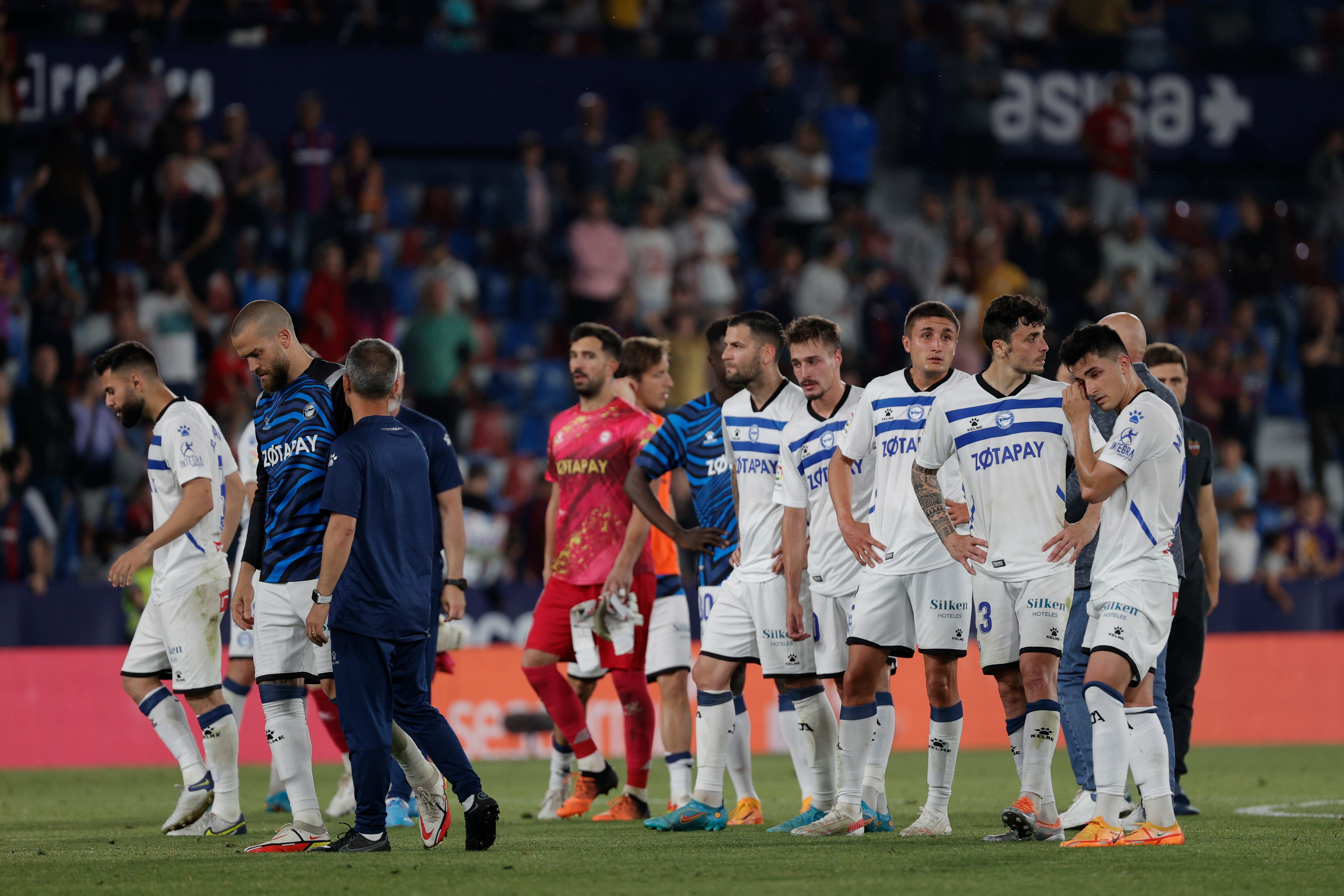 Los jugadores del Alavés tras perder la categoría a la finalización del encuentro frente al Levante en el Ciudad de Valencia. EFE/Manu Bruque