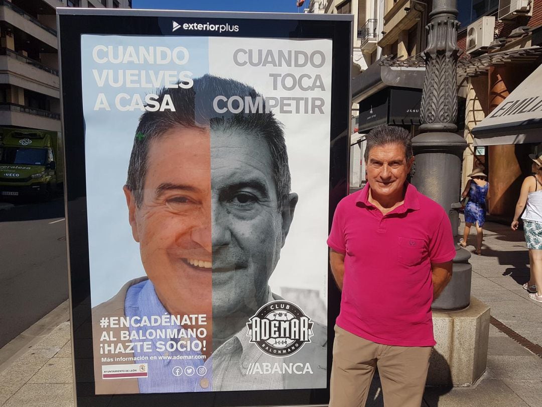 Manolo Cadenas posa ante el mupi que impulsará la campaña ee socios del Ademar