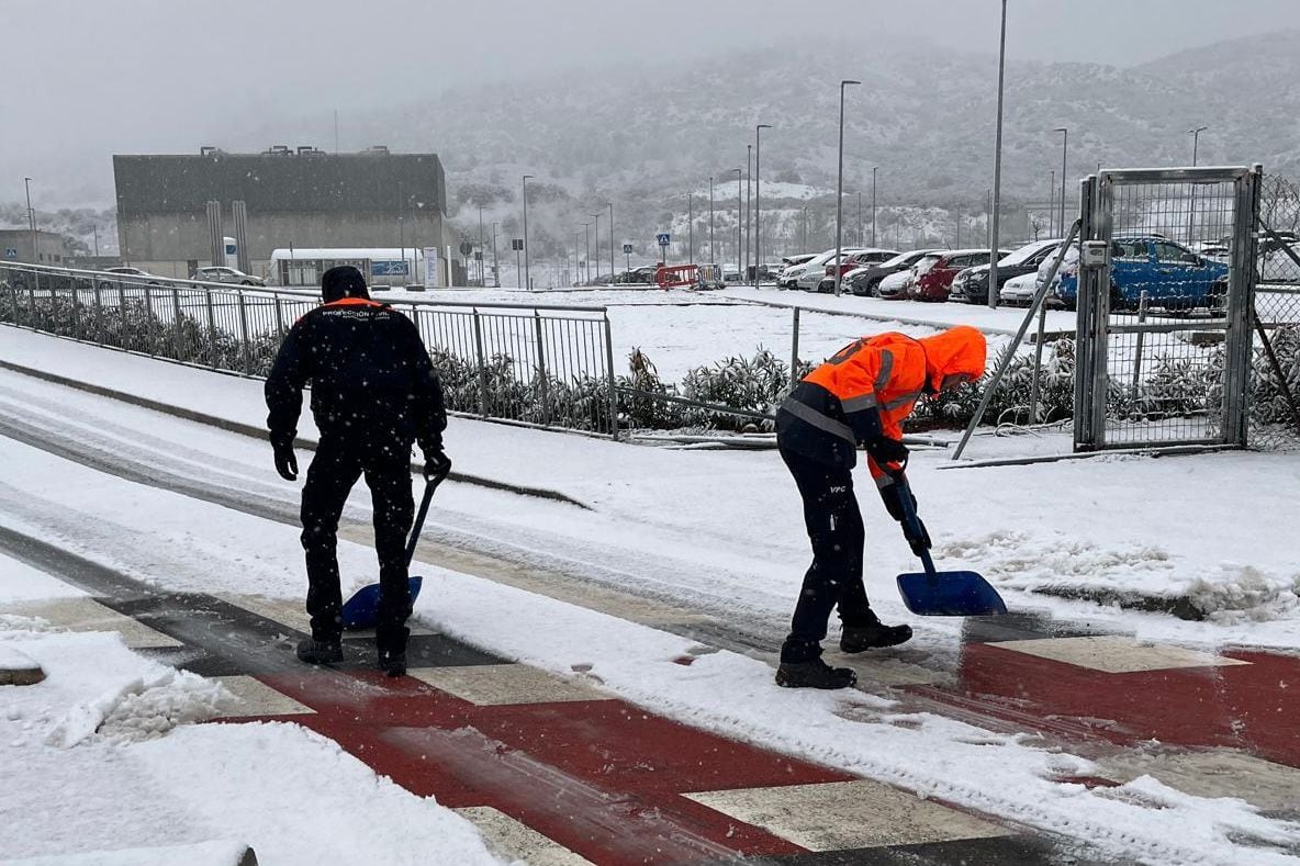 Operarios trabajando en la limpieza de vías durante la nevada del 28 de enero de 2026 en Cuenca.