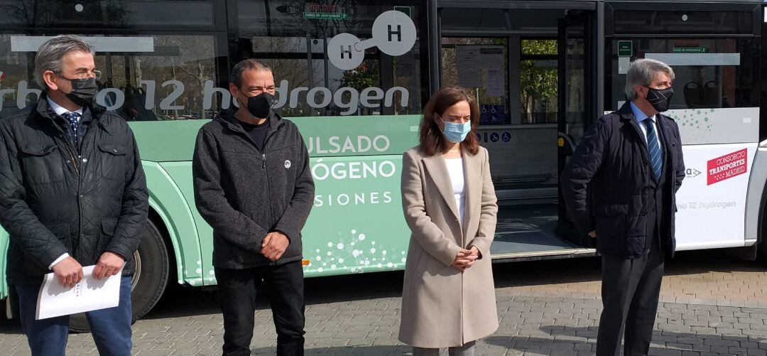 Ángel Garrido y Sara Hernández durante la presentación del autobus de hidrógeno que empezará a funcionar en Getafe de forma temporal. 