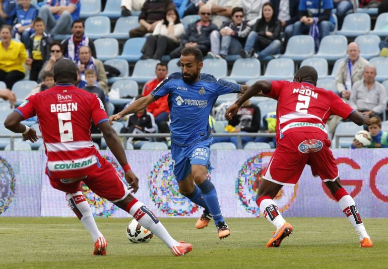 Diego Castro regatea a los defensas del Granada, Jean Sylvain Babin y Allan Nyom