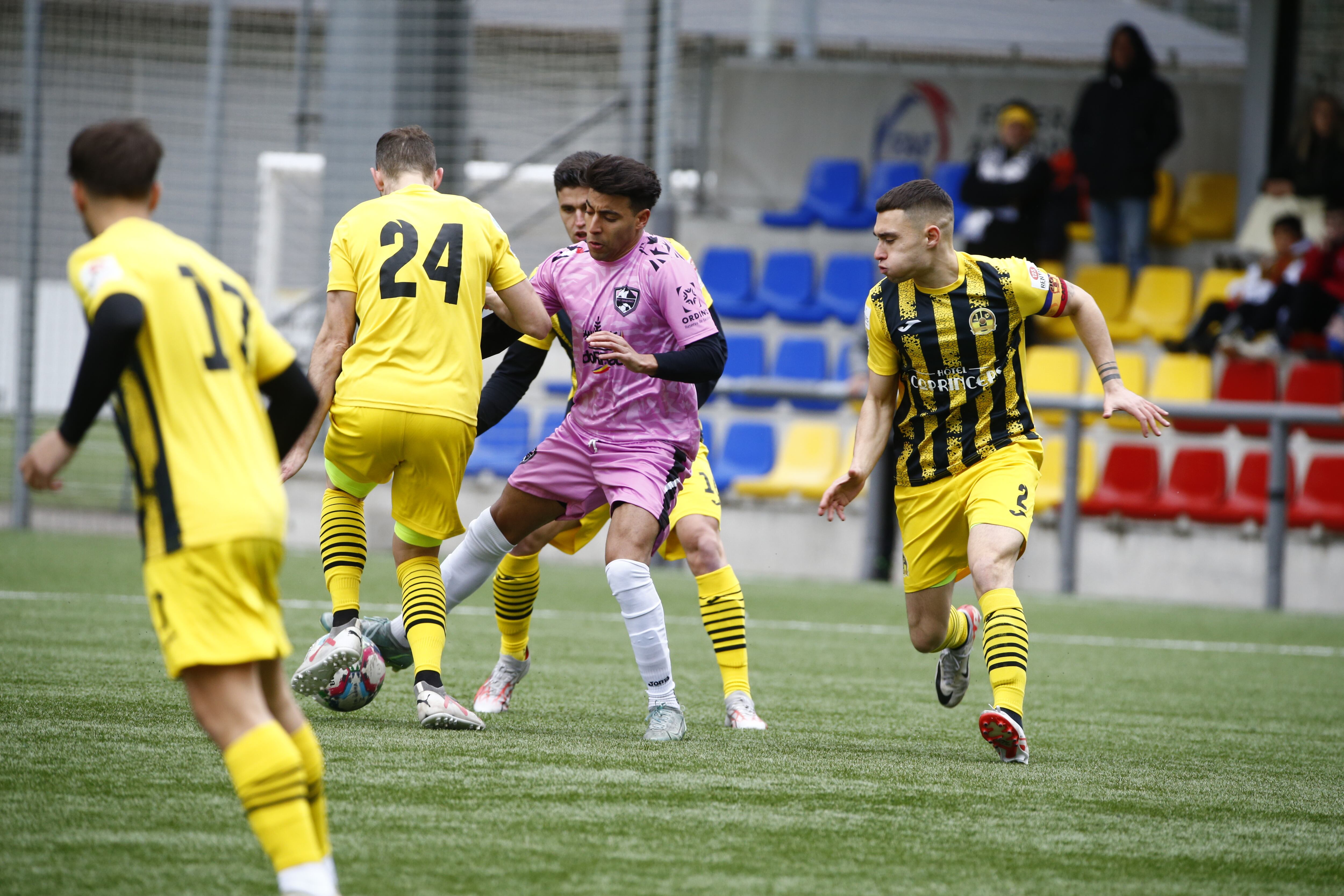 Un moment del partit entre l'Ordino i la UE Santa Coloma disputat aquest diumenge als camps de la Borda Mateu.