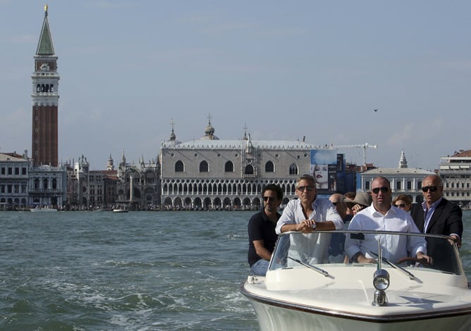 George Clooney, el director de &#039;The ides of March&#039;, llega en lancha a la Mostra de Venecia