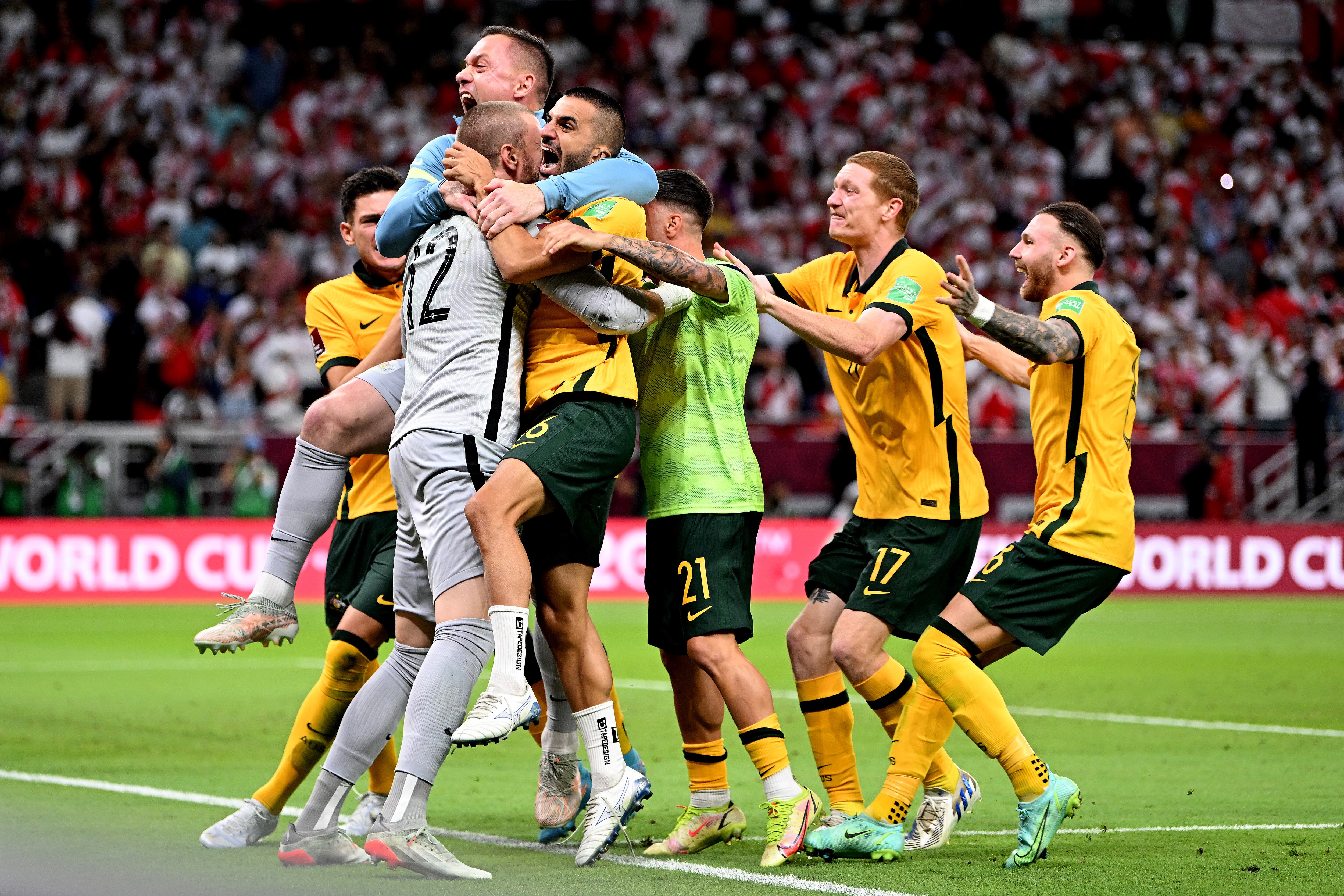 La Selección de Australia celebrando su clasificación para el Mundial de Catar tras eliminar a Perú en los penaltis