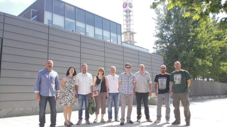 Los líderes de Podemos con los representantes de los trabajadores de RTVCM.