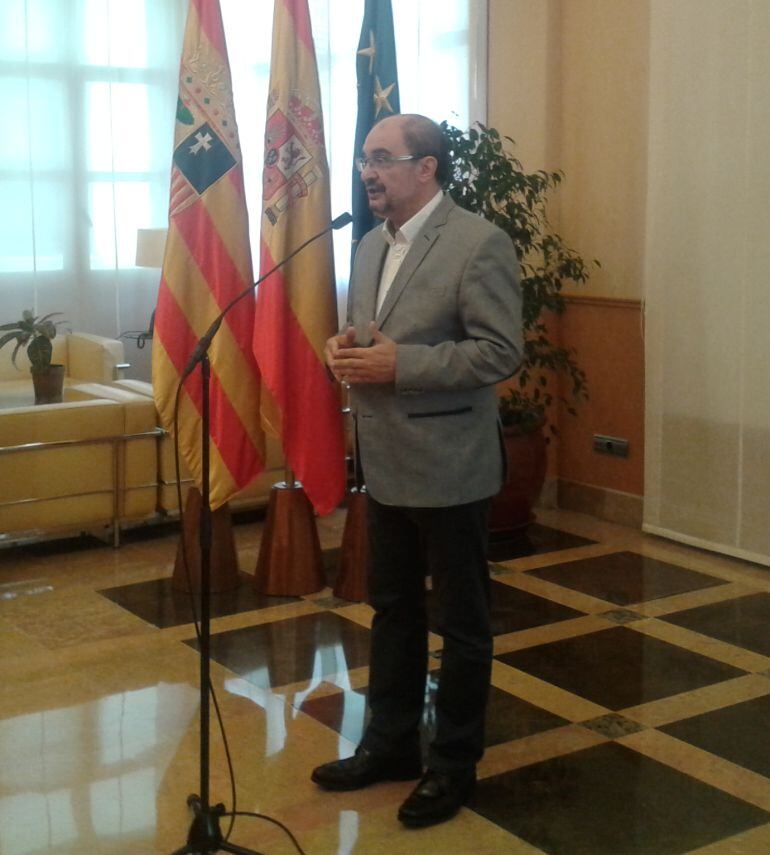 Javier Lambán comparece ante la prensa en la sala de columnas del Pignatelli. 