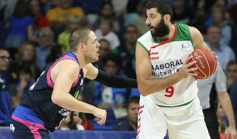 Stimac, uno de los más entonados del Estu junto a Hernangómez, con Bourousis.