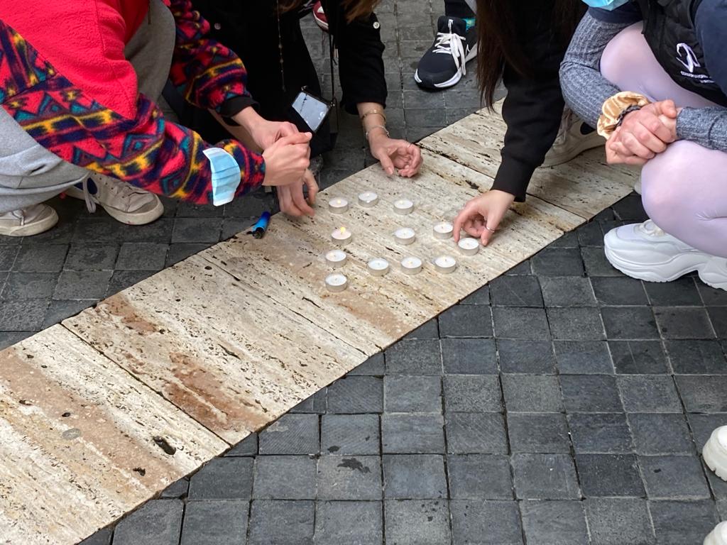Unas velas encendidas también han servido para recordar a Ignacio