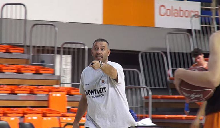 Cupsinera da instrucciones a sus jugadores durante una de las sesiones de pretemporada en el Fernando Martín