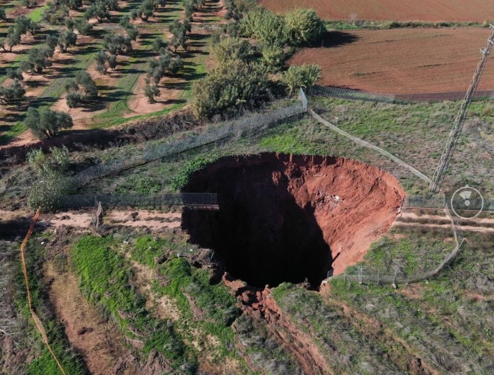 Perspectiva aérea del socavón en el entorno de la mina de &quot;Los Lores&quot;