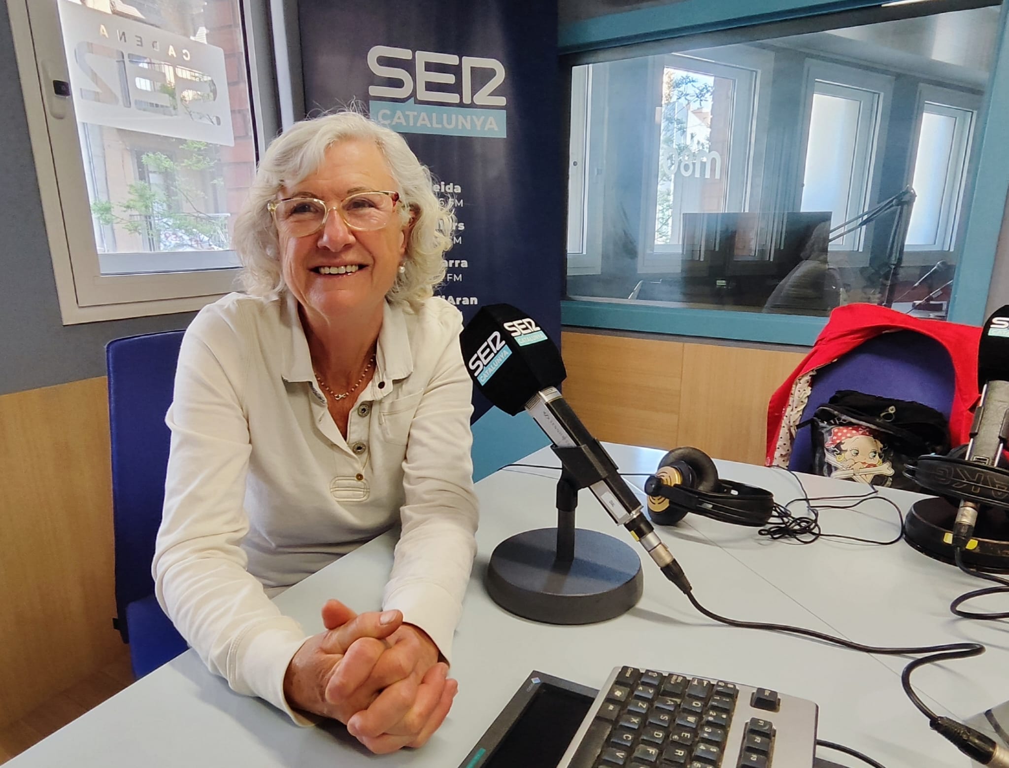La presidenta de l'associaició veïnal de la partida de Montserrat, Montse Casadellà i Quer, durant l'entrevista a Ràdio Lleida.