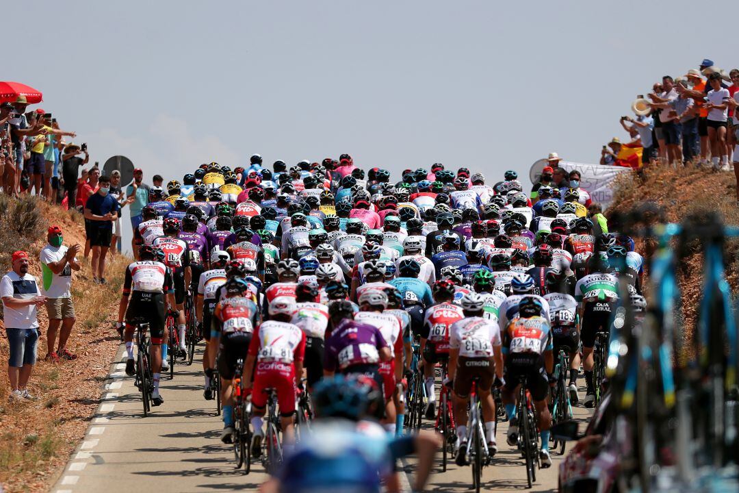 Los ciclistas, subiendo un puerto de montaña