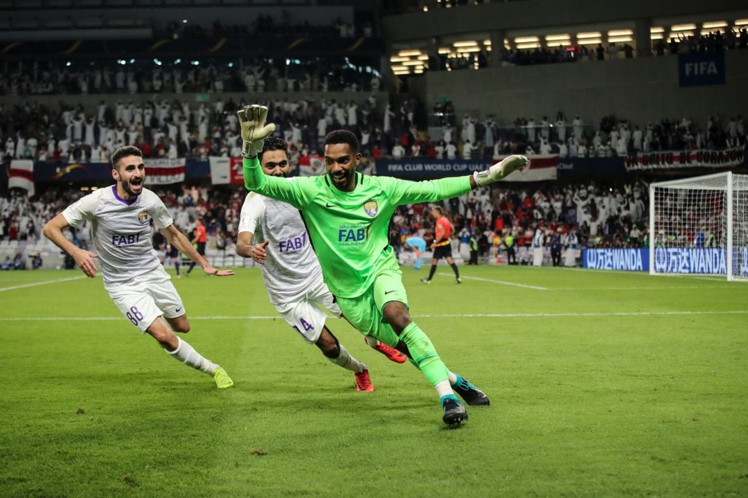 El portero del Al Ain celebra la victoria. 