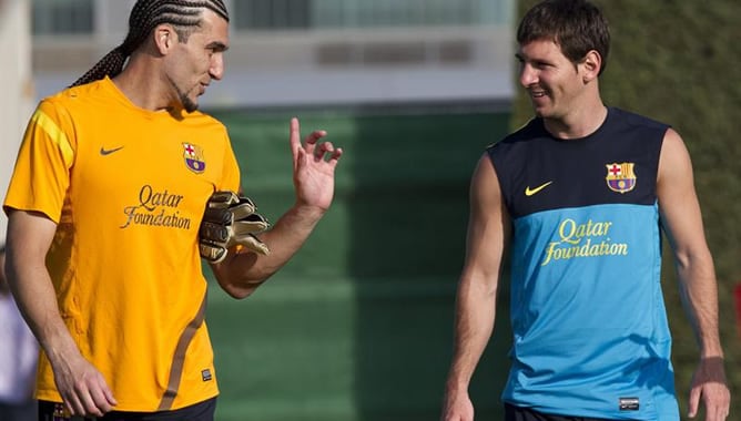 Los jugadores del Barcelona José Manuel Pinto y el argentino Leo Messi conversan, durante un entrenamiento de pretemporada del equipo de Tito Vilanova