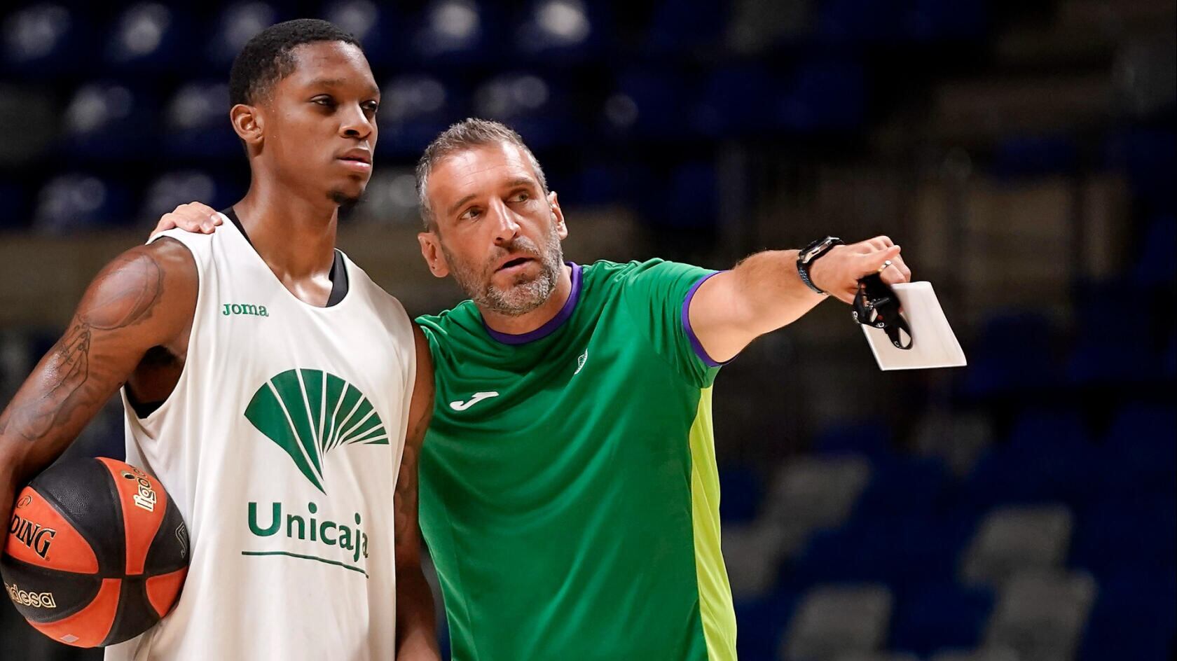 Ibon Navarro da indicaciones a Carter en un entrenamiento