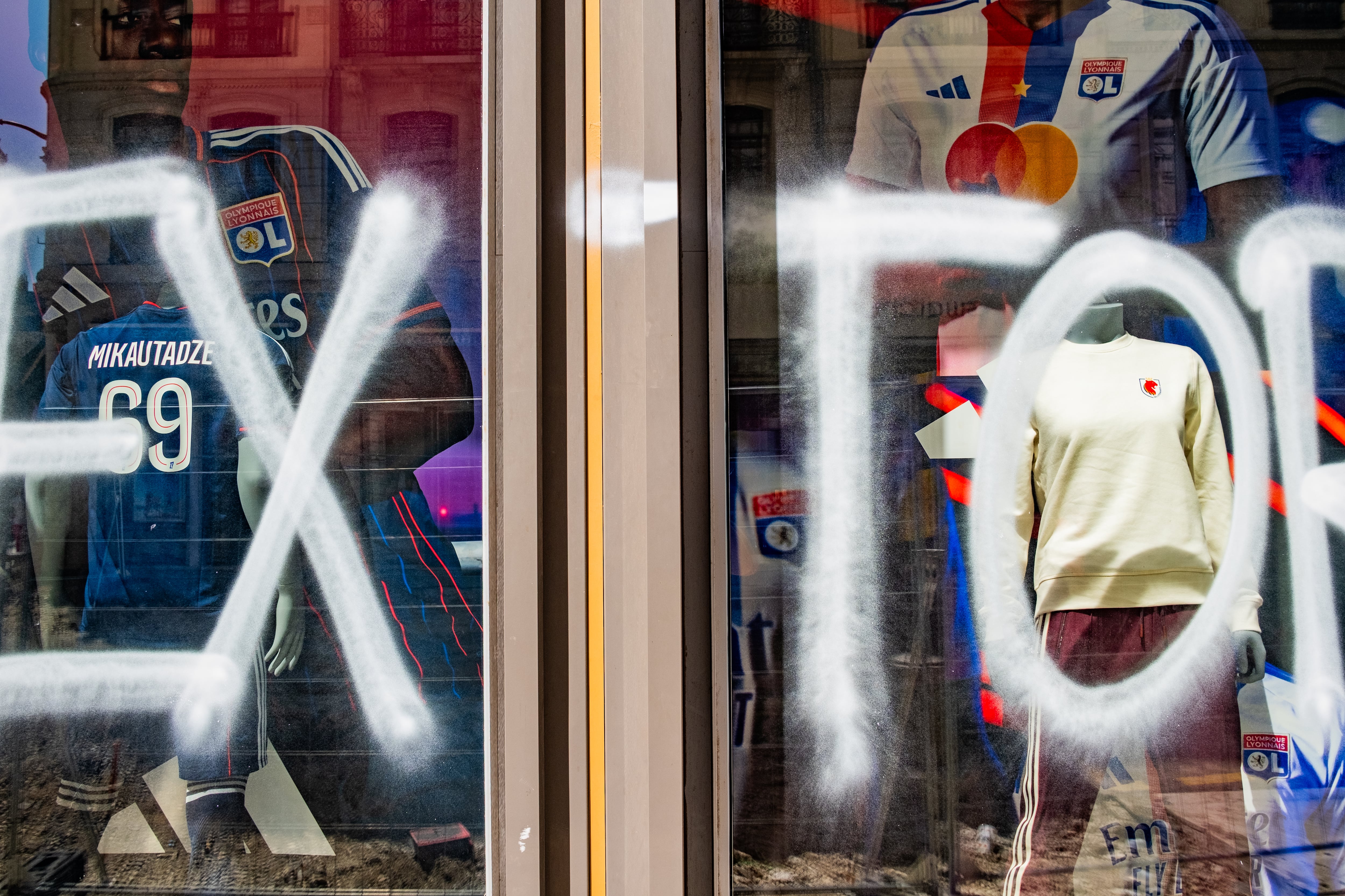 Las oficinas del Lyon vandalizadas tras el anuncio del descenso