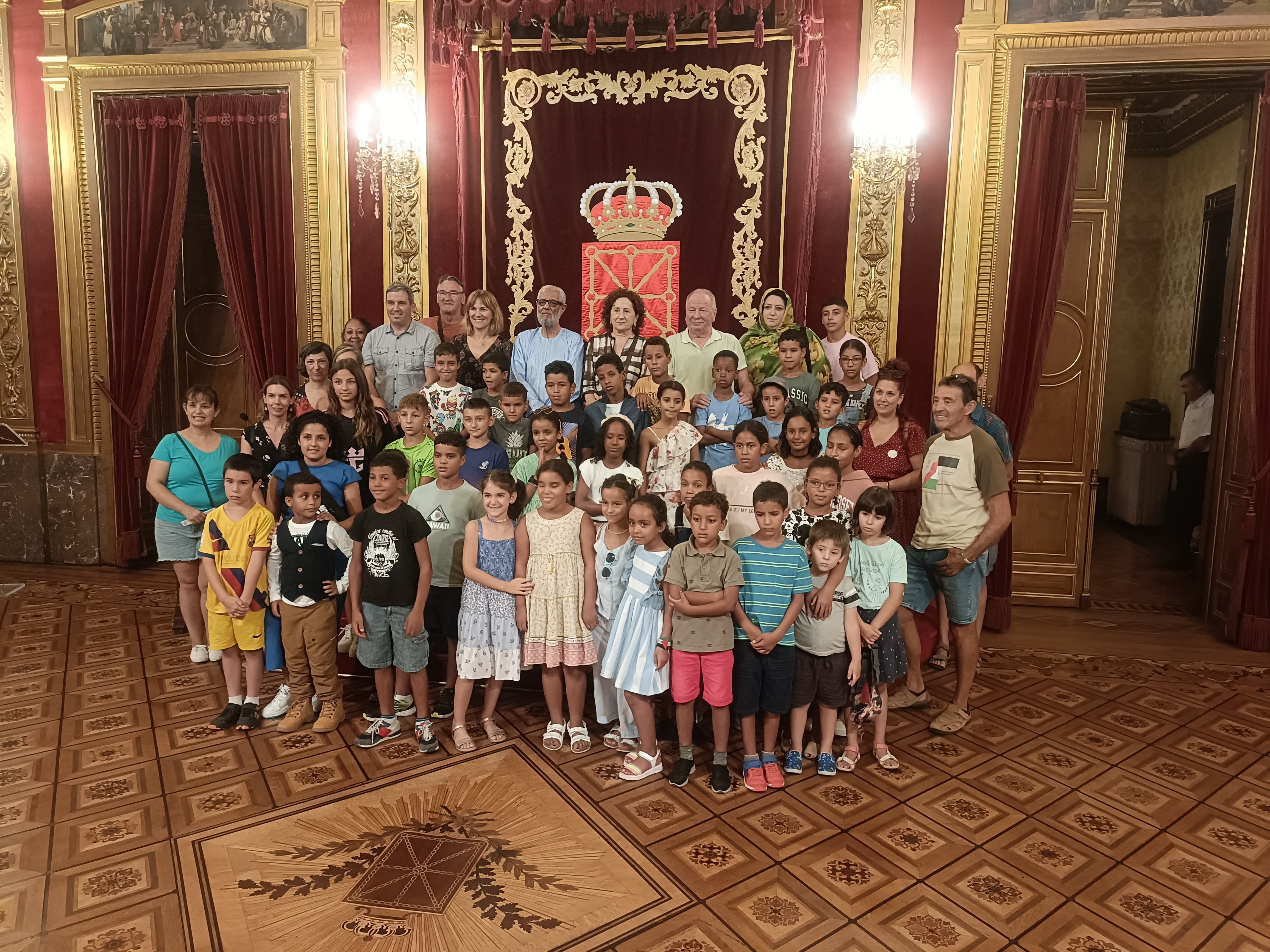 La consejera Maeztu recibe a los niños y niñas saharauis que pasan el verano en Navarra con familias de acogida.