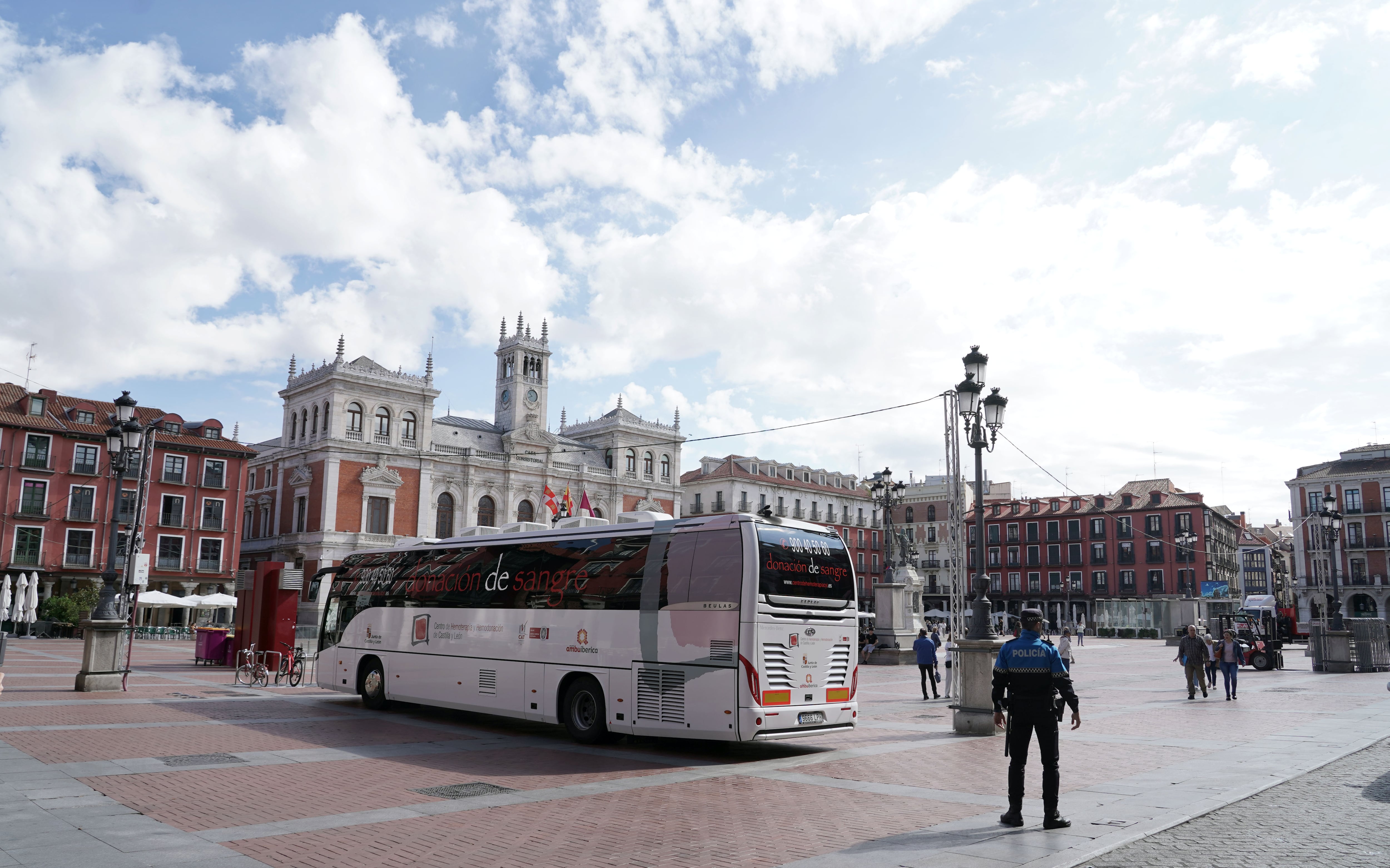 Imagen de archivo. Autobús del Centro de Hemoterapia y Hemodonación de Castilla y León, en la Plaza Mayor de Valladolid