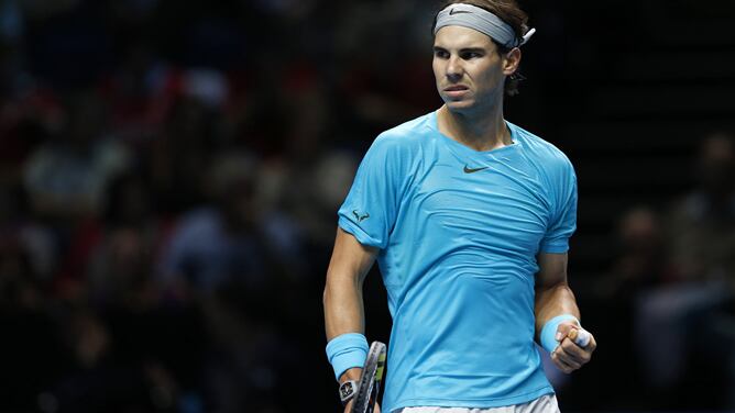 El español se ha impuesto al suizo por 7-6 y 7-6 en su segundo partido de la Copa de Maestros, con lo que se asegura el número uno del mundo para lo que resta de temporada.