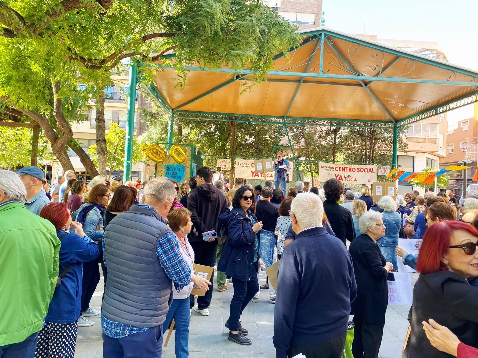 Concentración 100 de los vecinos de Benalúa para exigir el centro social comunitario. Foto: Unir Alacant
