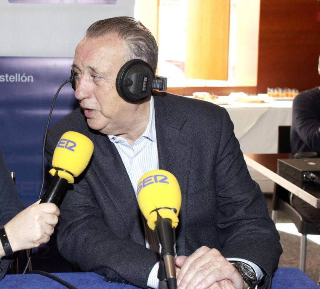 Fernando Roig en los micrófonos de Radio Castellón Cadena Ser