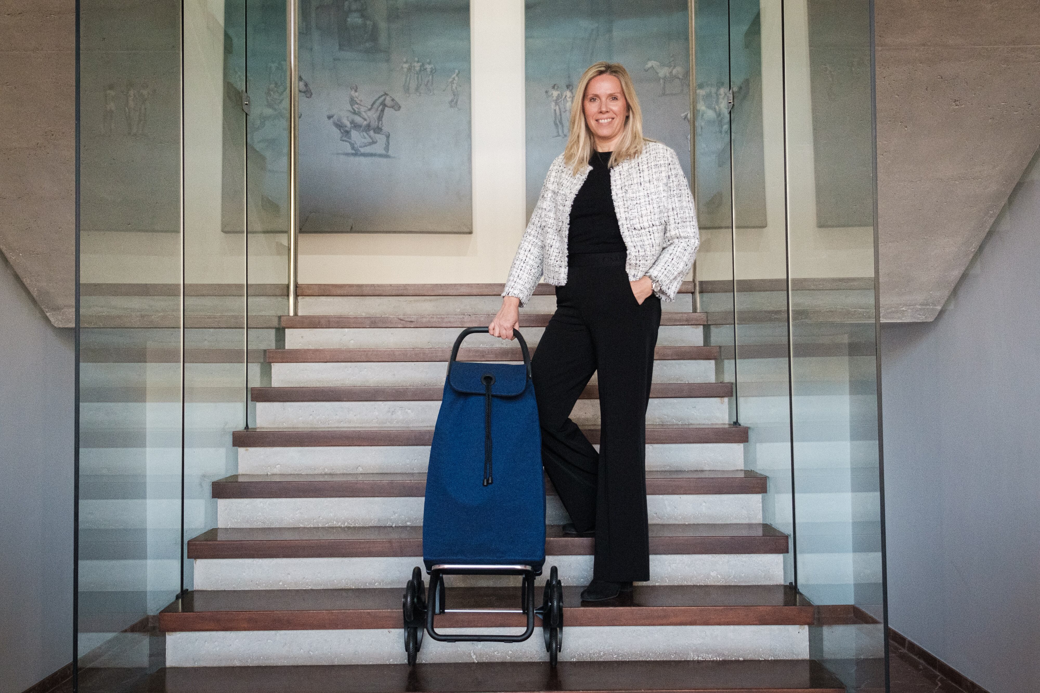 PEDREGUER (ALICANTE), 28/11/2023.-. Mireia Server, CEO de Rolser, junto al carro de compra de seis ruedas que será expuesto en el MoMA de Nueva York , ha resaltado que &quot;estamos satisfechos de que uno de nuestros carros de la compra esté en el MoMA&quot; puesto que &quot;supone el reconocimiento a la visión de Rolser, fusionando diseño, calidad, funcionalidad y sostenibilidad&quot;. EFE/Pablo Miranzo
