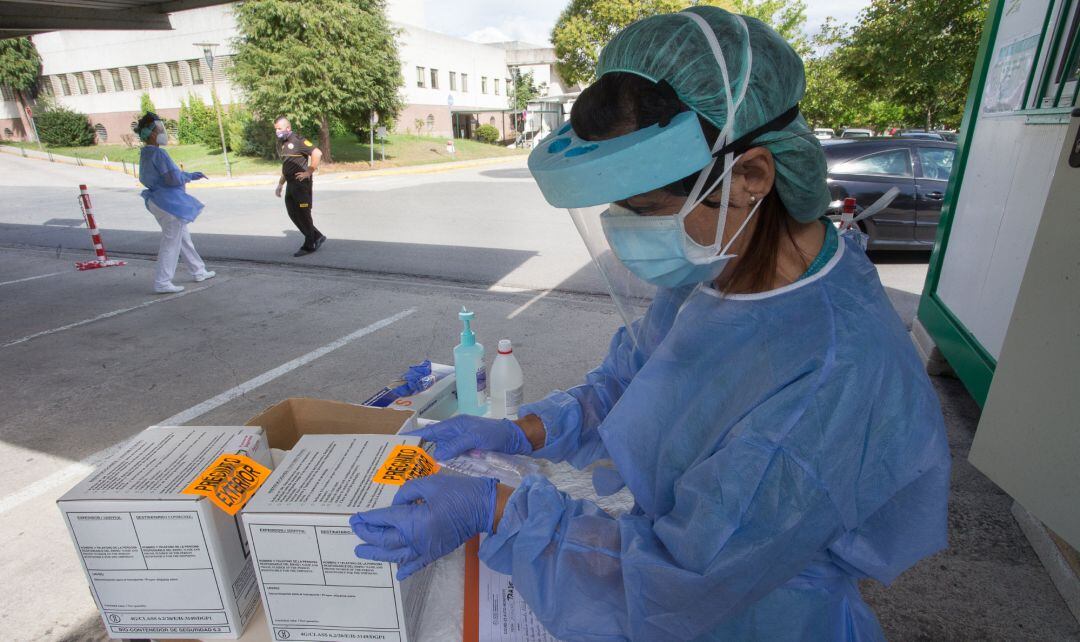 Imagen de archivo de una sanitaria preparando las pruebas covid-19