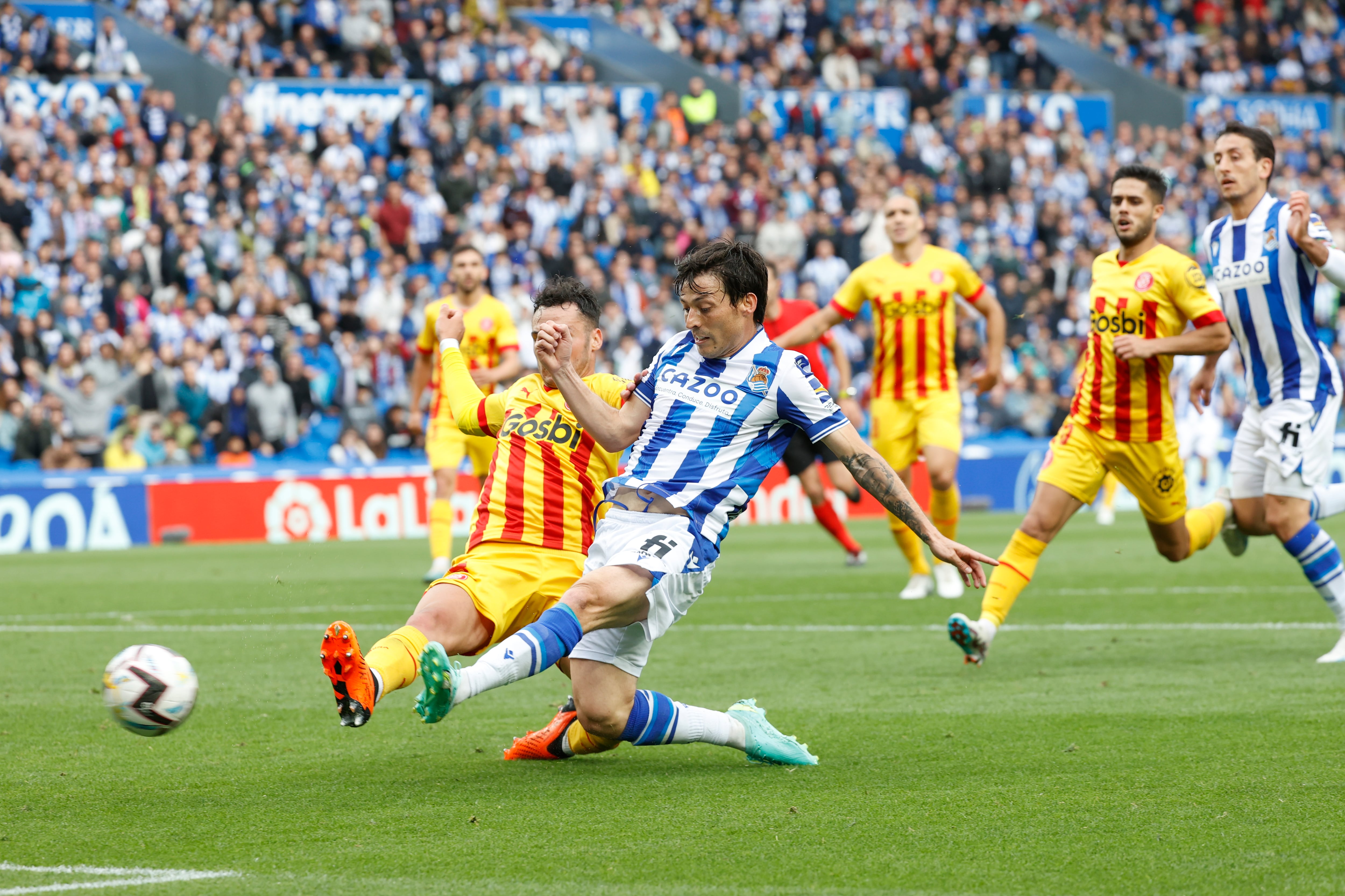 SAN SEBASTIÁN, 13/05/2023.- El centrocampista de la Real Sociedad David Silva (i) disputa el balón ante Arnau Martínez (i), defensa del Girona, durante el partido de Liga entre Real Sociedad y Girona, que disputan este sábado en el Reale Arena de San Sebastián. EFE/ Javier Etxezarreta
