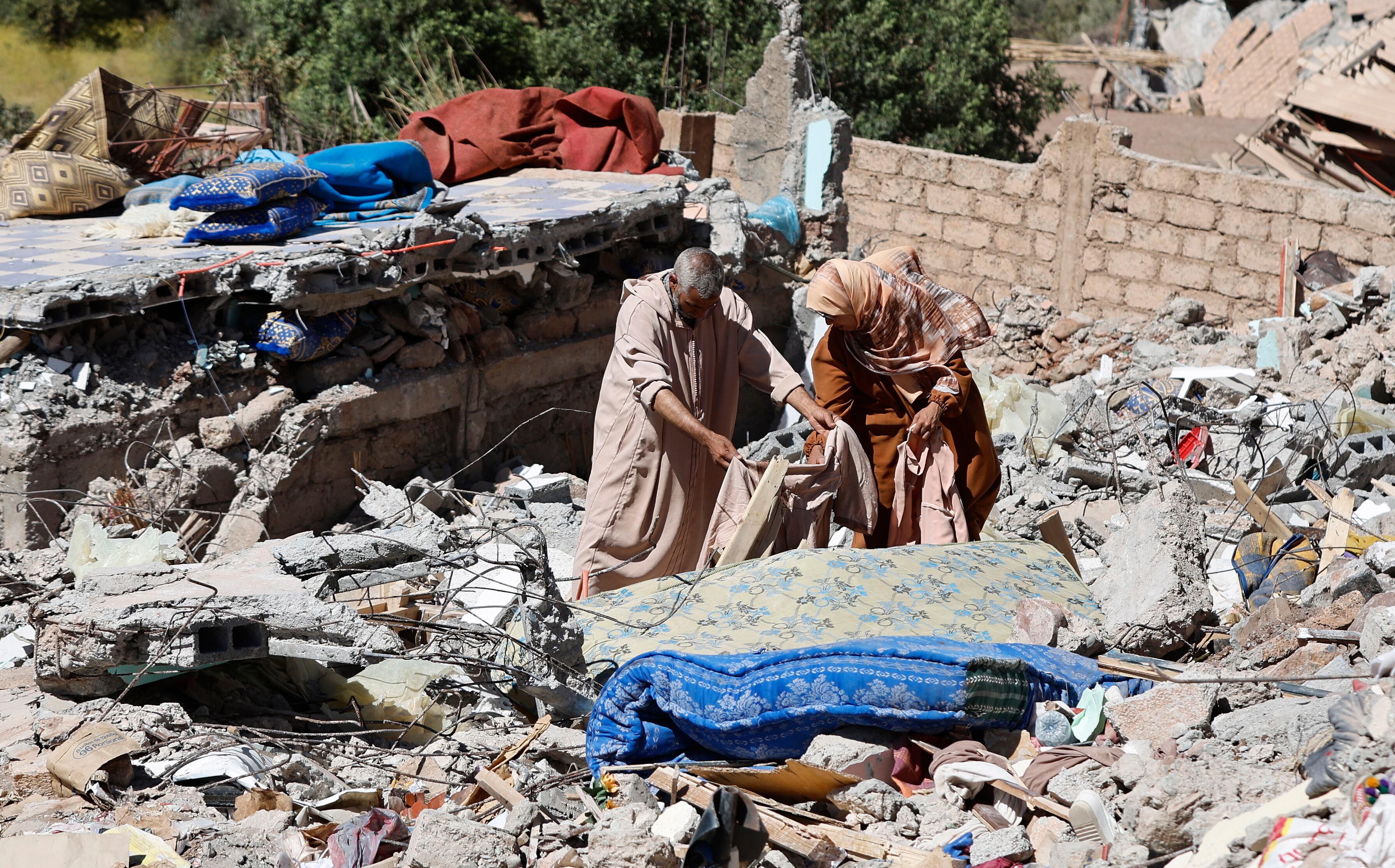 Talat N&#039;yaaqou (Morocco), 11/09/2023.- A Moroccan couple checks what is left of their belongings amid the rubble of their house destroyed in a powerful earthquake which hit the country two days earlier, in the village of Talat N&#039;Yaaqoub, south of Marrakesh, Morocco, 11 September 2023. A magnitude 6.8 earthquake that struck central Morocco late 08 September has killed more than 2,450 people and injured as many, damaging buildings from villages and towns in the Atlas Mountains to Marrakech, according to a report released by the country&#039;s Interior Ministry. The earthquake has affected more than 300,000 people in Marrakech and its outskirts, the UN Office for the Coordination of Humanitarian Affairs (OCHA) said. Morocco&#039;s King Mohammed VI on 09 September declared a three-day national mourning for the victims of the earthquake. (Terremoto/sismo, Marruecos) EFE/EPA/MOHAMED MESSARA
