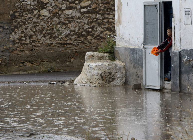 GRA329. SAN VICENTE DEL RASPEIG (ALICANTE), 08/09/2015 .- Una mujer pasa ante un paso subterráneo en San Vicente del Rapeig, localidad limítrofe a Alicante, donde una tromba de agua ha dejado más de 41 litros de lluvia por metro cuadrado en menos de una hora, lo que ha provocado que se aneguen bajos y garages .EFE/MORELL