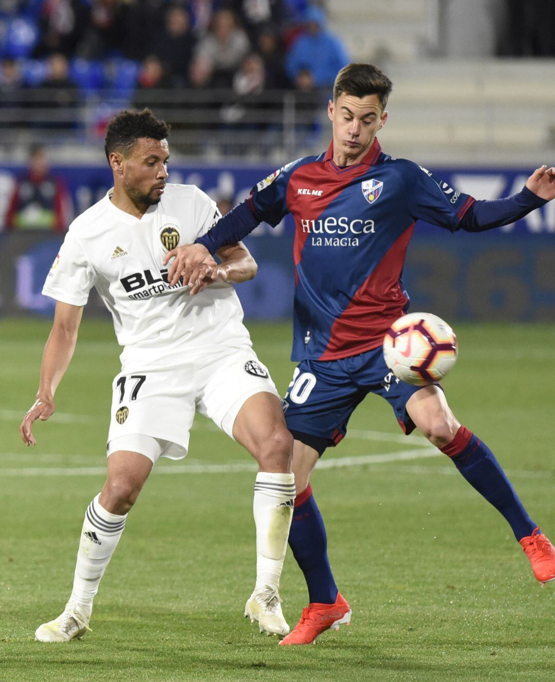 GRAF4417. HUESCA, El centrocampista venezolano de la SD Huesca Juampi Añor (d) lucha con el francés Francis Coquelin, del Valencia CF, durante el partido de la 36ª jornada de Liga en Primera División que SD Huesca y Valencia CF juegan esta noche en el campo de El Alcoraz, en Huesca. EFE, JAVIER BLASCO