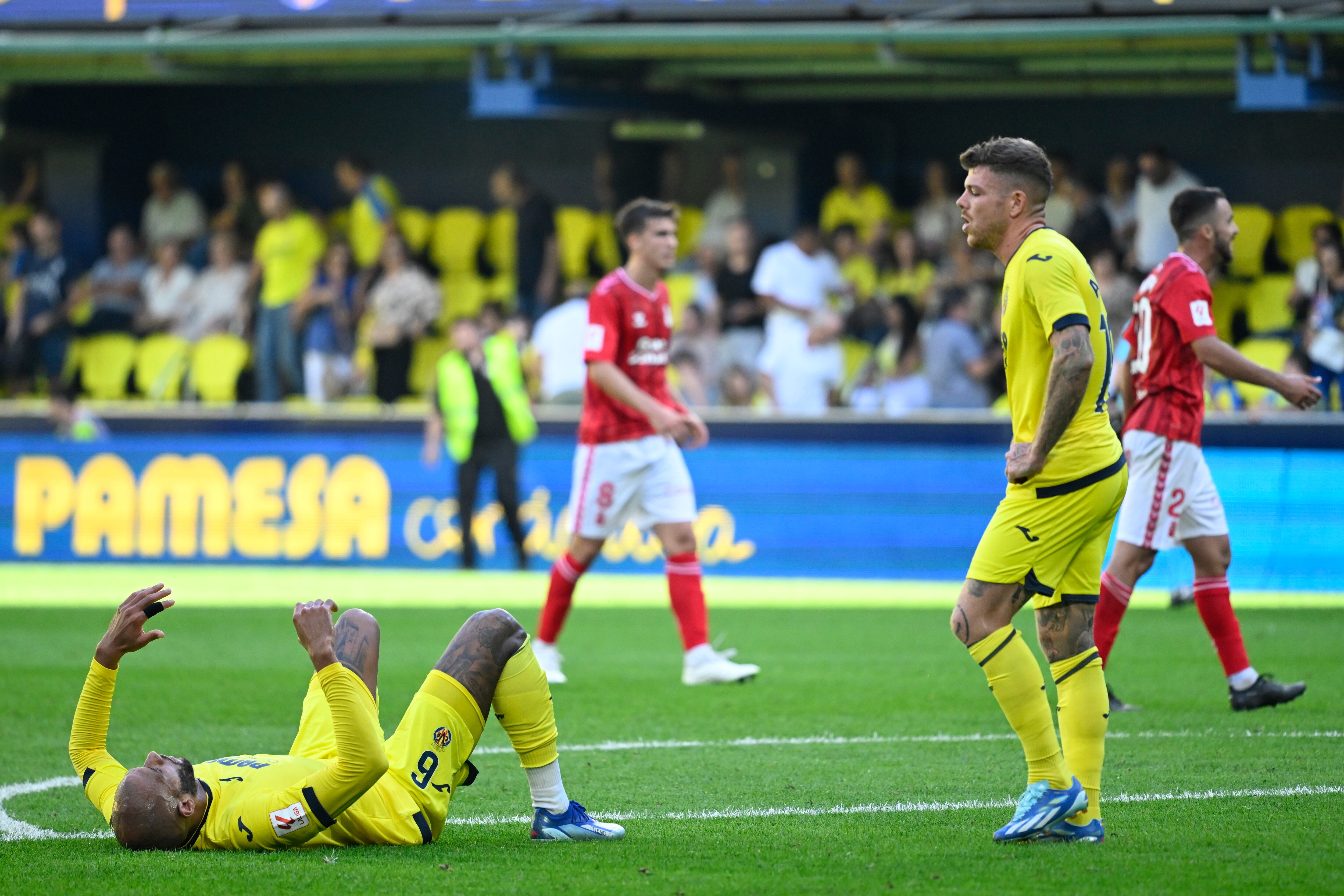 VILLARREAL (CASTELLÓN), 08/10/2023.-  Los jugadore del Villarreal tras perder por 0-2 ante la UD Las Palmas al finalizar el partido correspondiente a la jornada 9 de LaLiga que disputan Villarreal y UD Las Palmas este domingo en el estadio de La Cerámica. EFE/ Andreu Esteban
