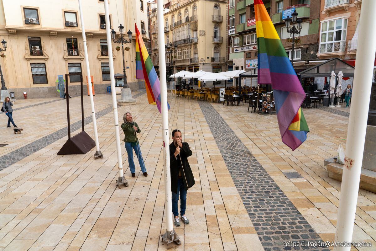 Izado de la bandera &#039;arco iris&#039; en el Palacio Consistorial de Cartagena