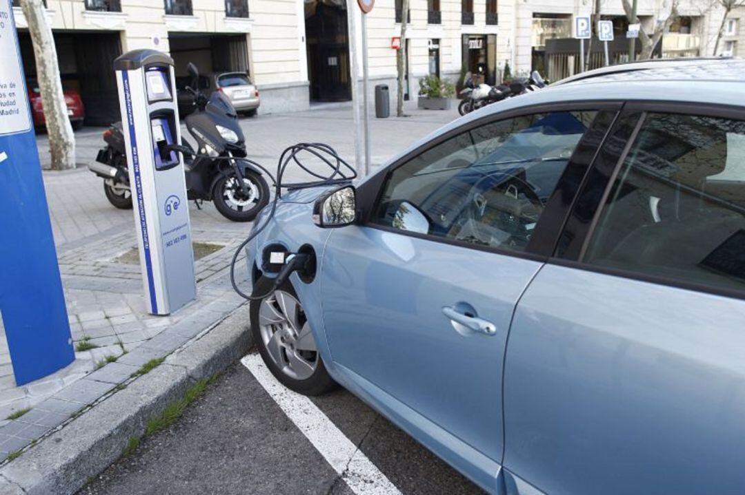 El PSOE pide la exención de las tasas de la ORA para todos los coches eléctricos, sin excepciones