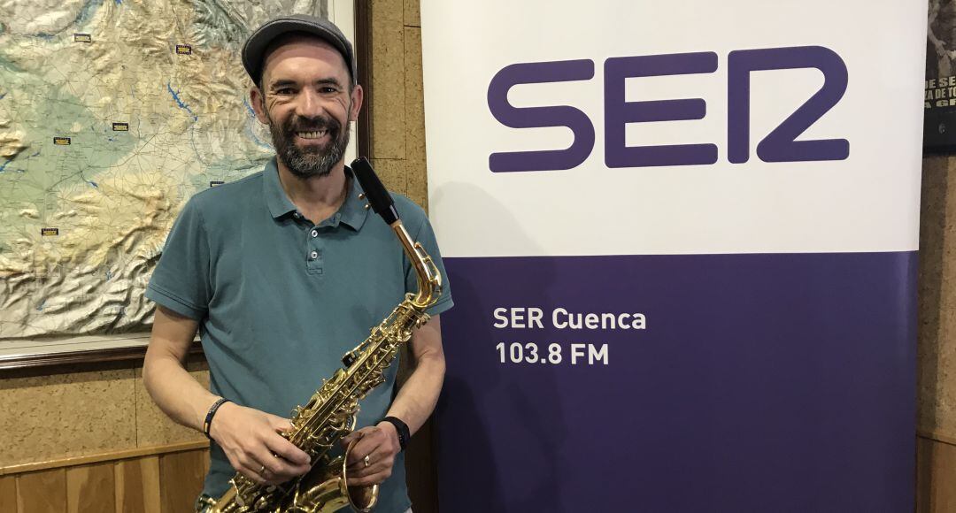 Sergio Leal con su saxofón en los estudios de SERE Cuenca.