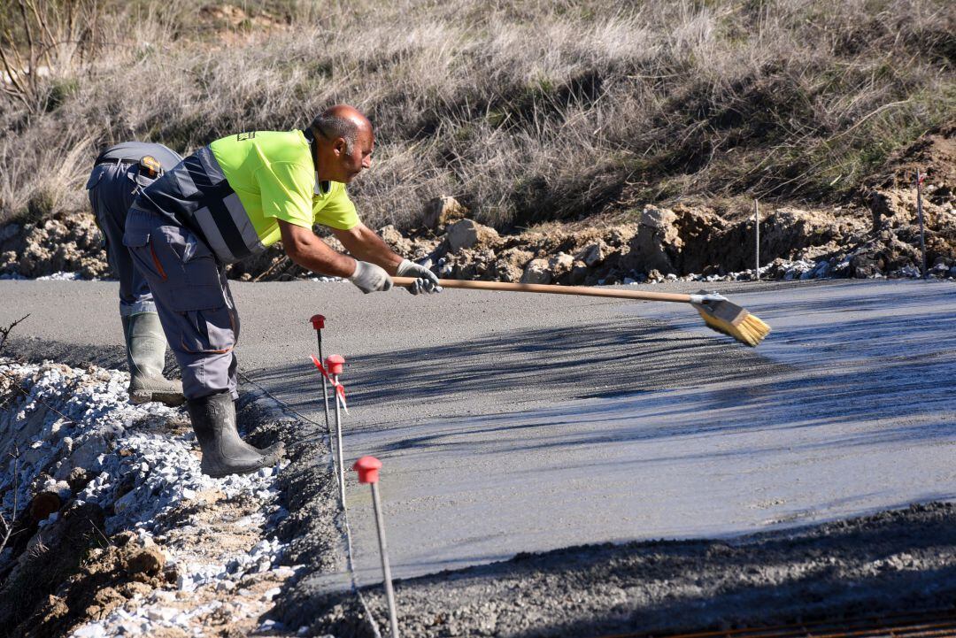 Operarios se afanan en las tareas de asfaltado