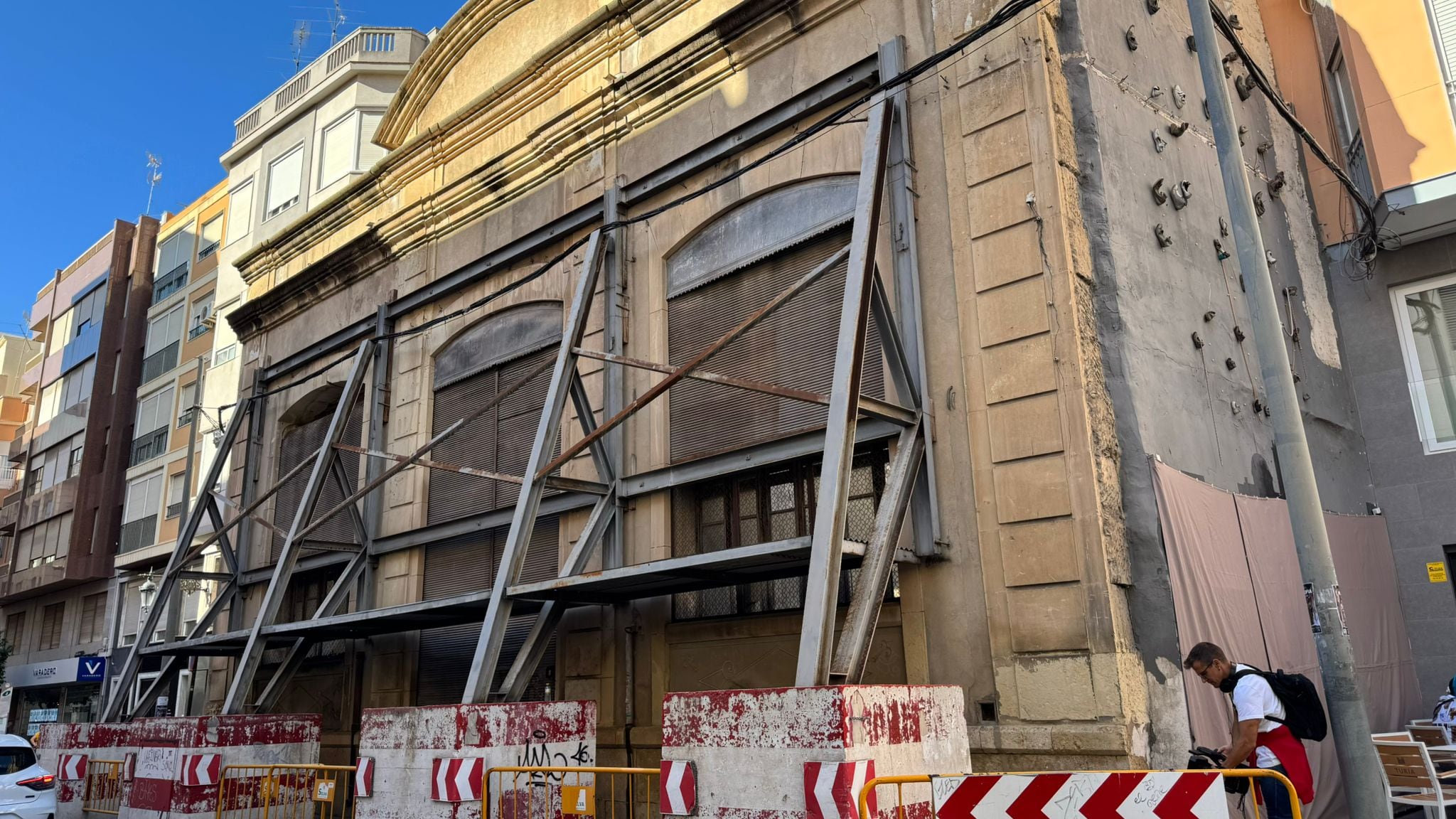 Estado actual de la fachada del edificio de Riegos en Progreso